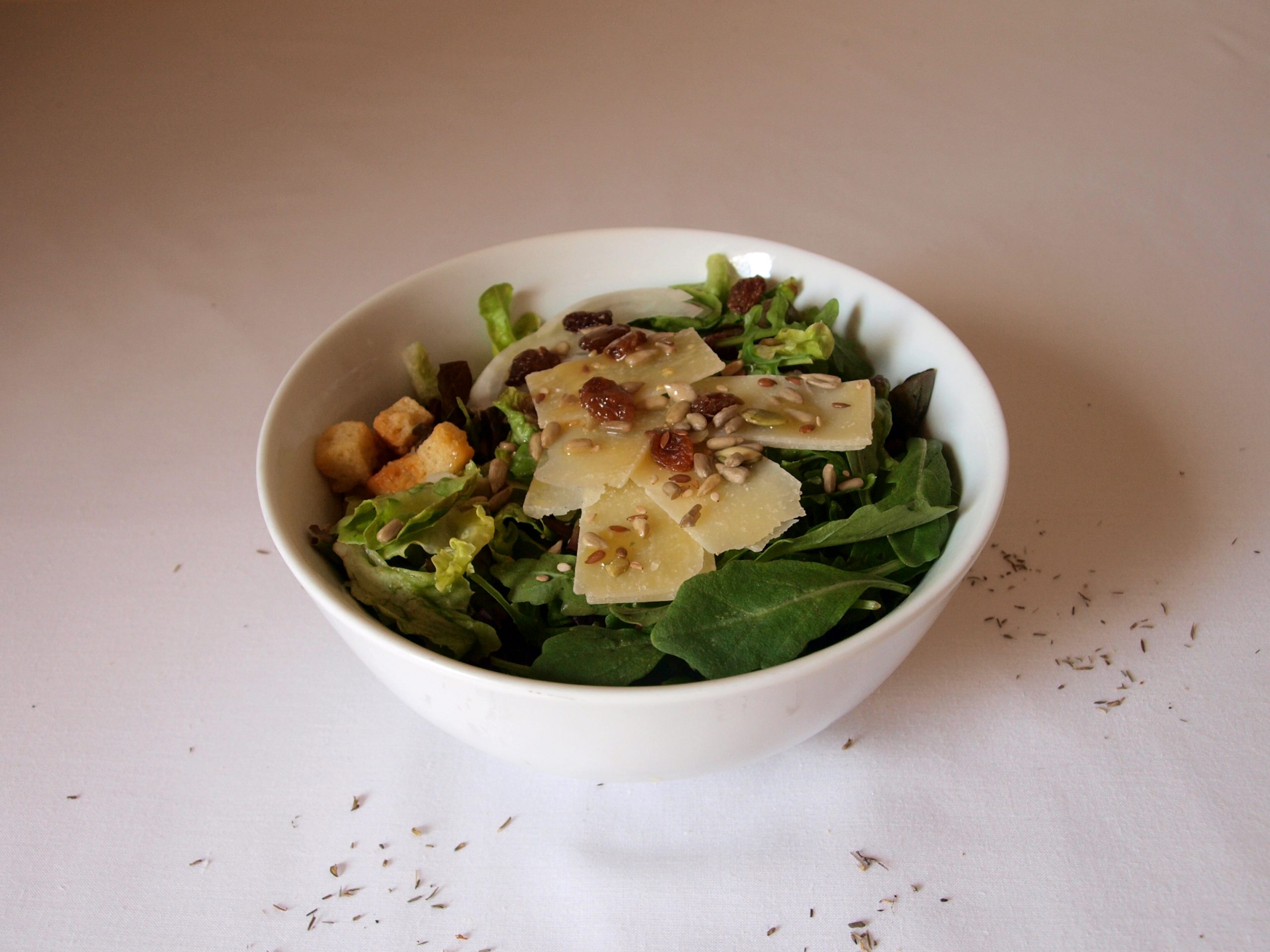 Ensalada con parmesano y vinagreta de mostaza y miel