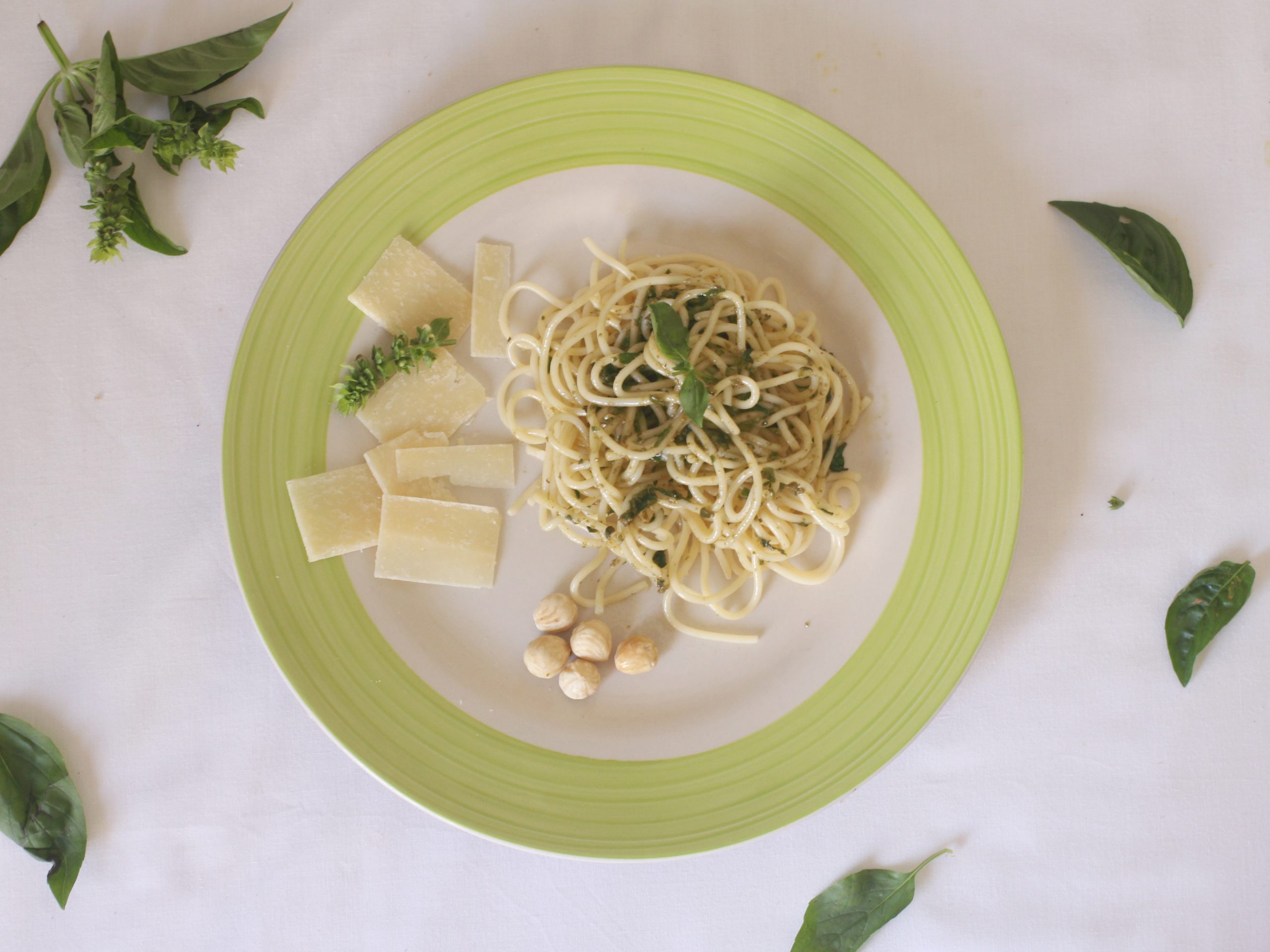 Espagueti al pesto de albahaca y piñones