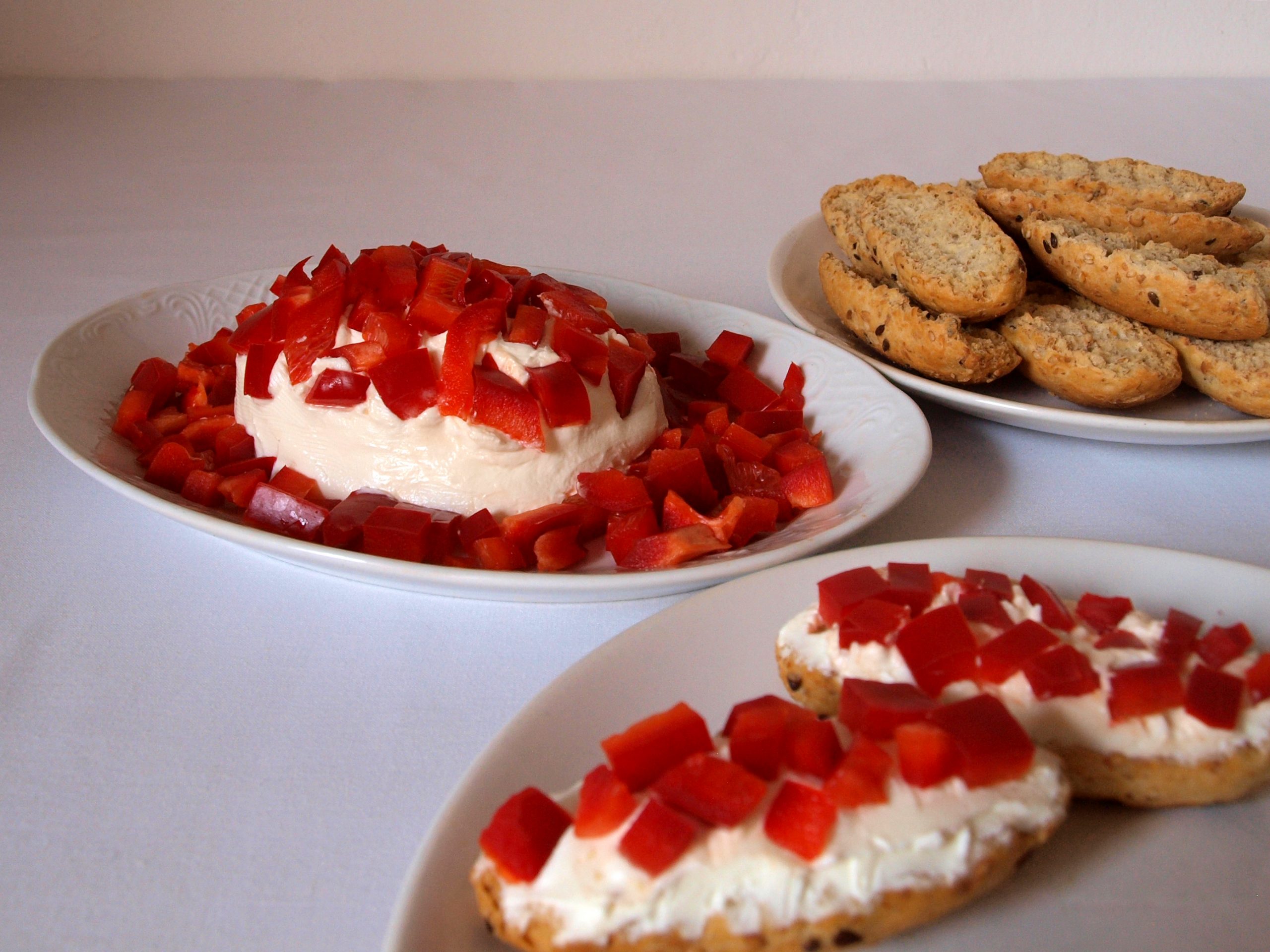 Tostaditas de queso crema con pimiento rojo