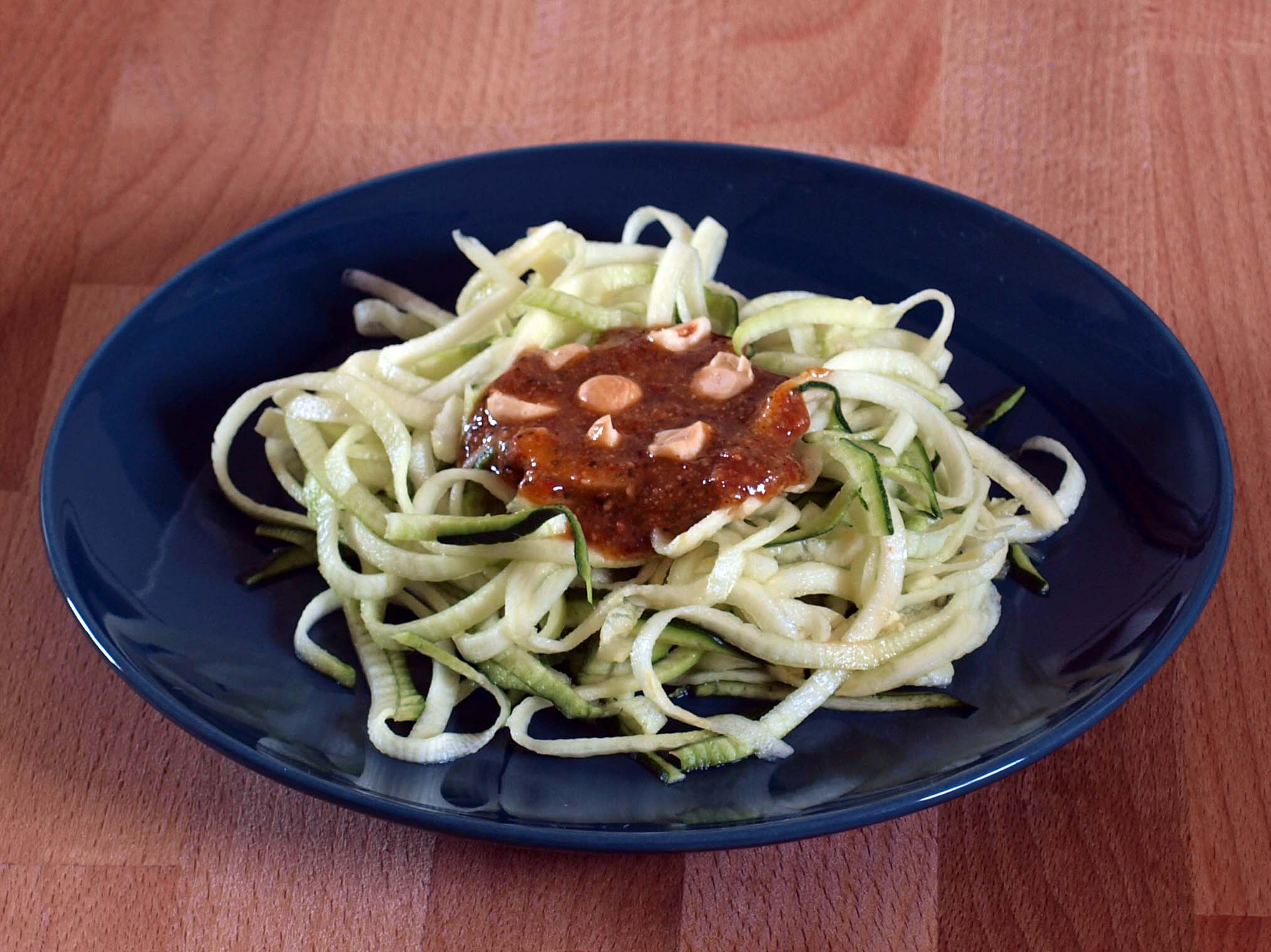 Espagueti vegano de calabacín con pesto de tomate seco