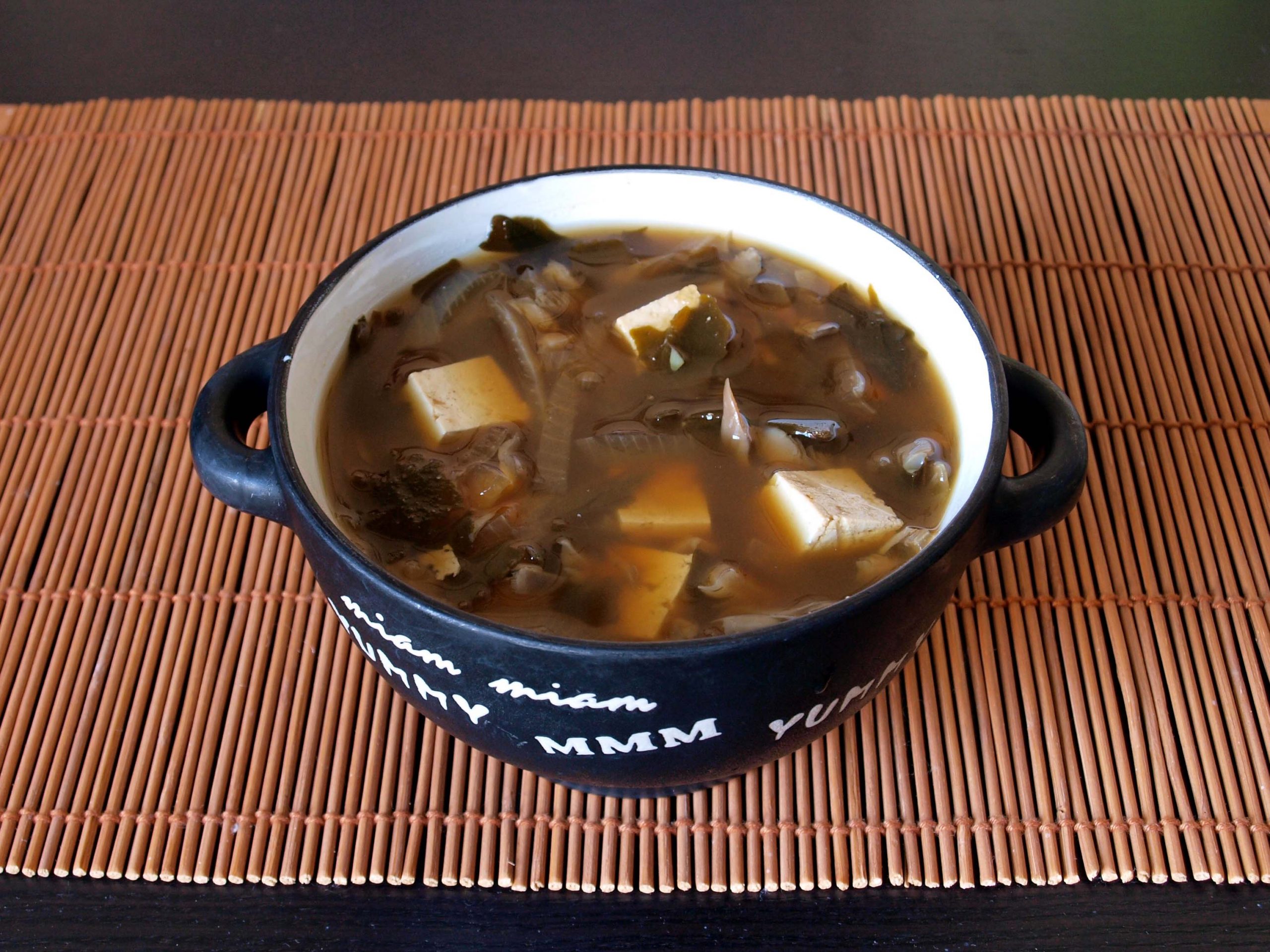 Sopa de miso vegana con tofu marinado