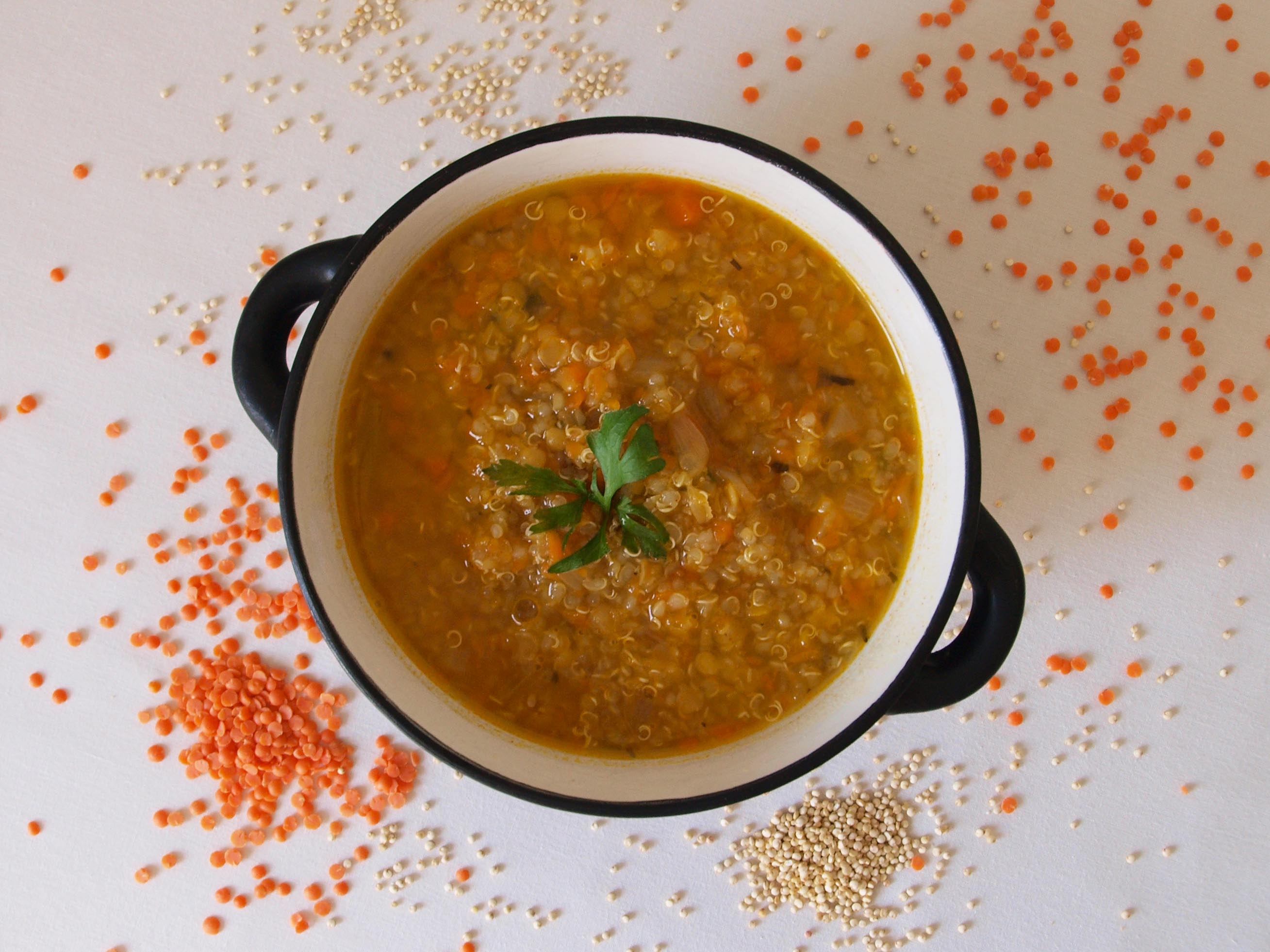 Receta vegana de sopa de quinoa y lentejas