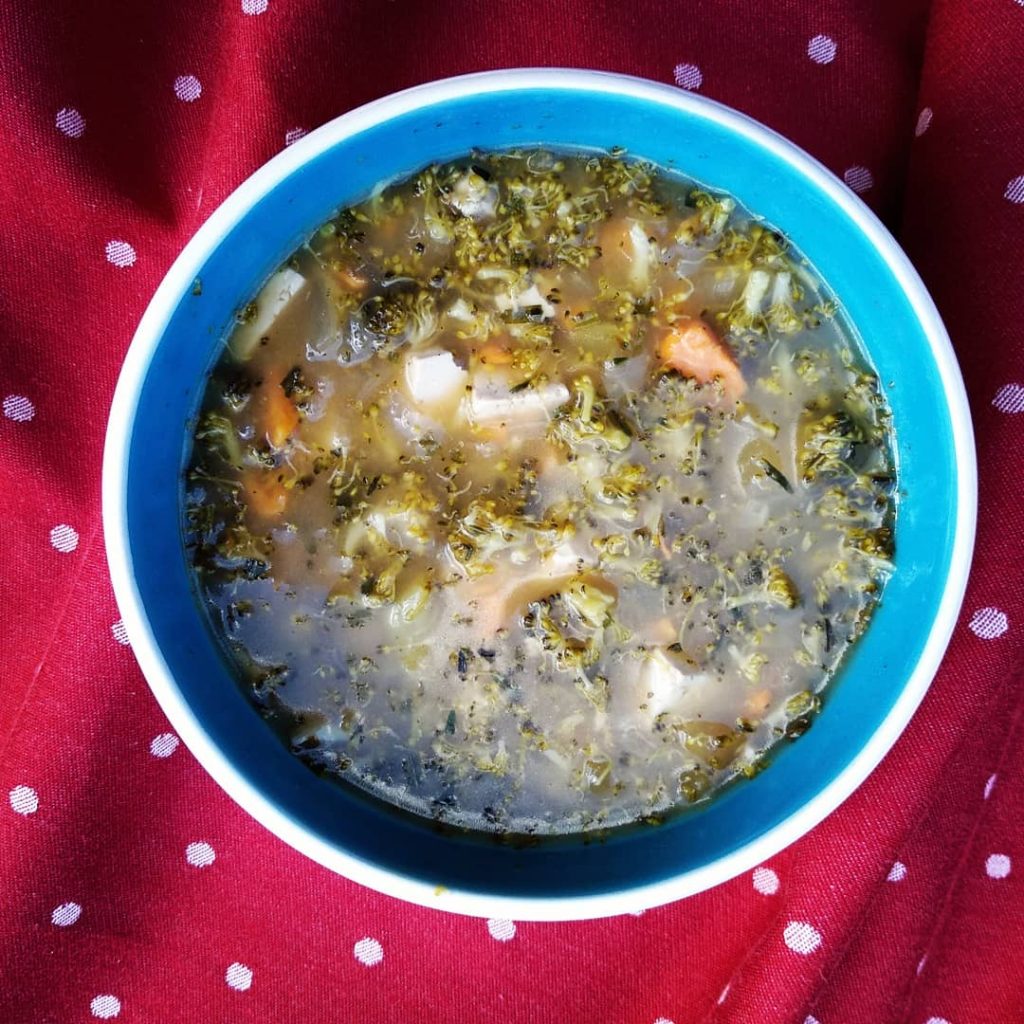 Receta vegana de sopa de brócoli con boniato y estragón