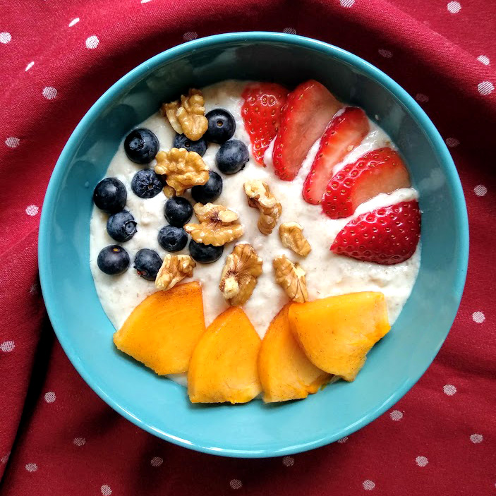 Receta vegana de porridge de avena con yogur, frutas y frutos secos